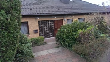 Edelstahlvordach auf gebogenen Trägern